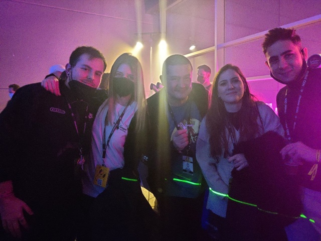 Estos son los rostros del mal. Una nueva generación de hackers que consiguen un destornillador en mitad de un evento y lo "desnudan" xD Os recuerdo que tenemos un trato: el año que viene vais a contar la historia de "cómo entrastéis en el mundo del crimen" #rootedcon