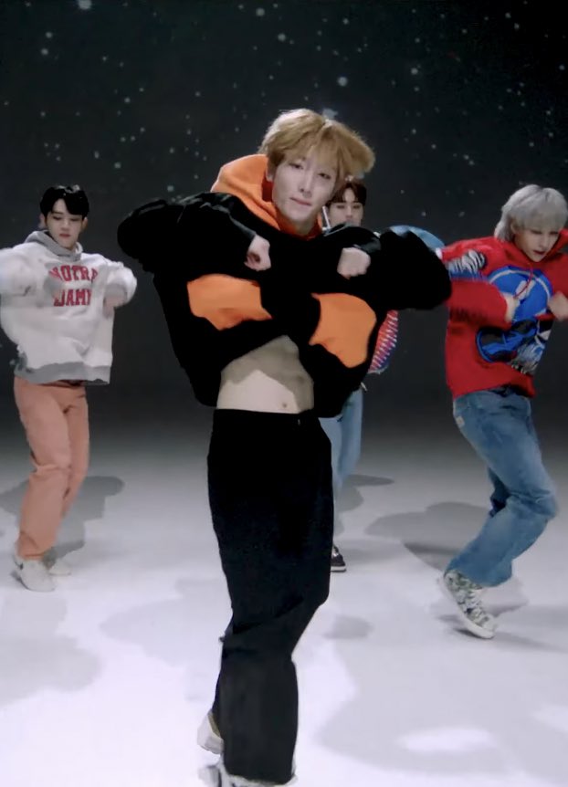 KimSeonHoonly's tweet photo. hyuk's abs 😳 https://t.co/Z8cv8QOfoX