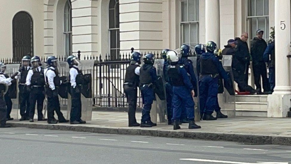 The next time you call the police because you've had a break in and 1 trainee turns up 3 hours later with a note pad, have a look at this pic. of 8 vans of coppers turning up to the home of anOligarch & Putin ally because some protesters wanted to give a home to Ukraine Refugees