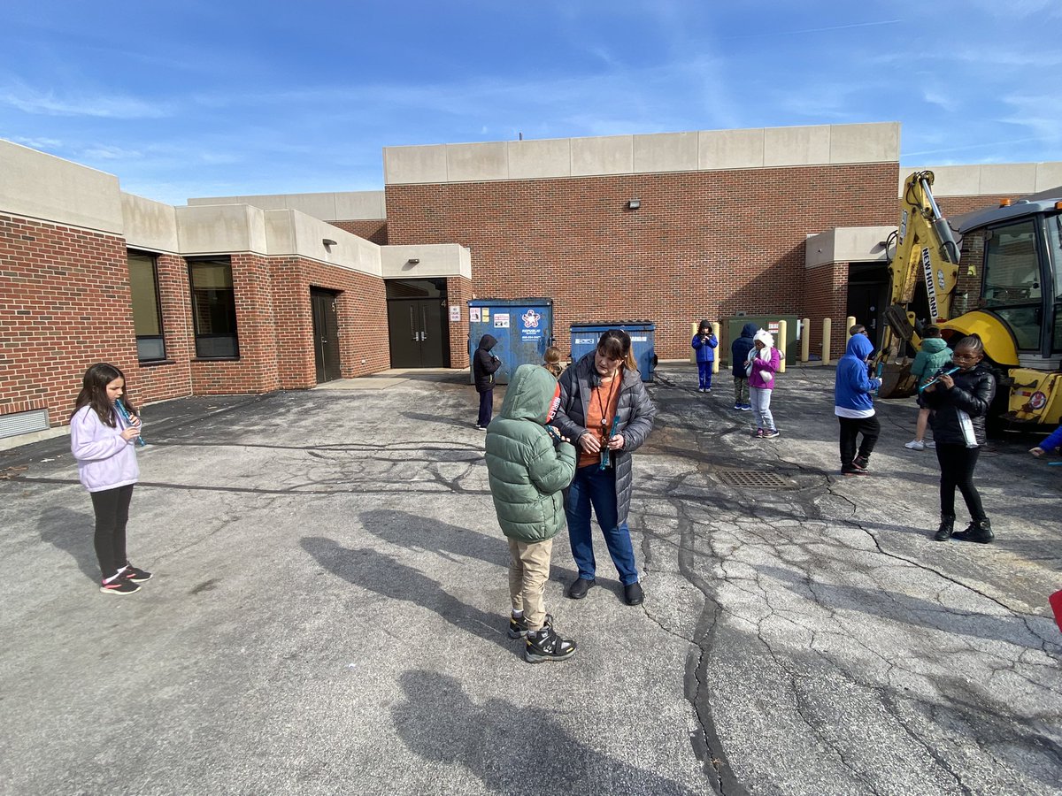 awlsmo's tweet photo. Loving the warming temperatures! Taking advantage with recorder practice outside! #herecomesspring #recoders https://t.co/5crN9WORpH