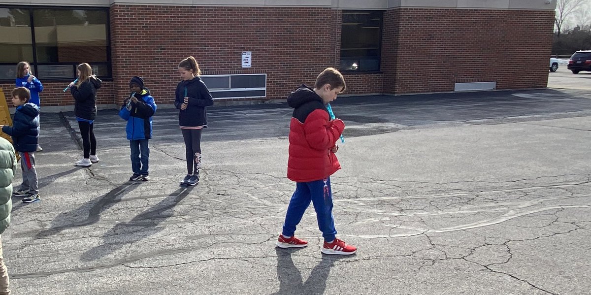 awlsmo's tweet photo. Loving the warming temperatures! Taking advantage with recorder practice outside! #herecomesspring #recoders https://t.co/5crN9WORpH