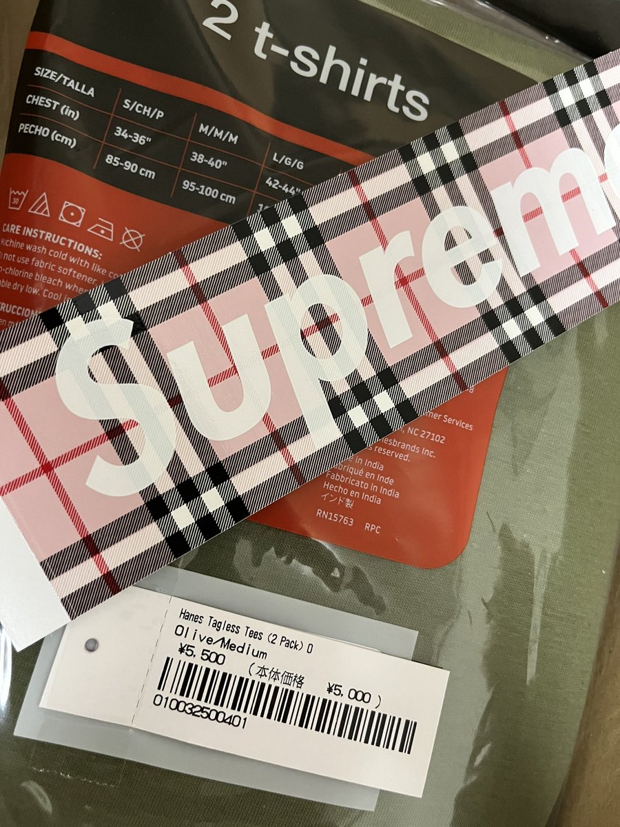 sea3forever's tweet photo. ピンクだけだった😆残念。
#supreme #バーバリー #Burberry #ステッカー https://t.co/z6sqaR2dPH