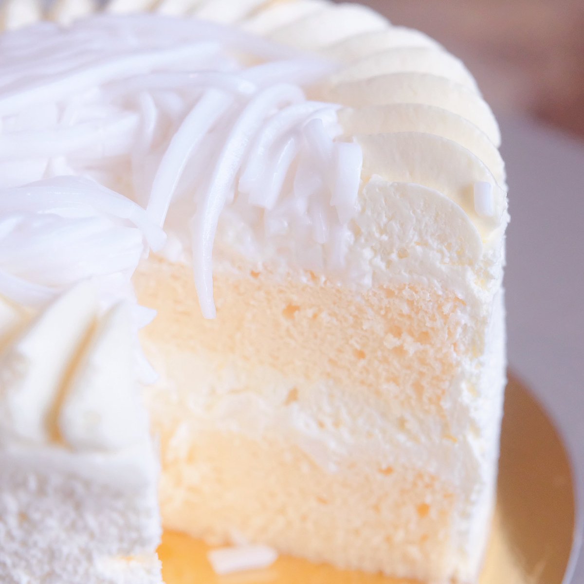 fatkidzblue's tweet photo. ดือออออมากกก😭💕 เค้กมะพร้าวอ่อนครีมสด LYS Bangkok มันเบาๆ เนื้อฟูๆ ครีมละมุนมาก หวานน้อย ไม่เลี่ยนเลยจริง เนื้อเค้กแบบชิฟฟ่อน กินแล้วไม่หนักไป แถมมีเนื้อมะพร้าวอ่อนโปะมาด้านบนอีกจุกๆ ถูกใจมาก มันเป็นเค้กที่โคตรรจะดี กินรวดเดียวหมดไม่มีเหลือแช่ต่อเลย🤣 ดีจริงๆ 100/10 https://t.co/LgApcPzo27