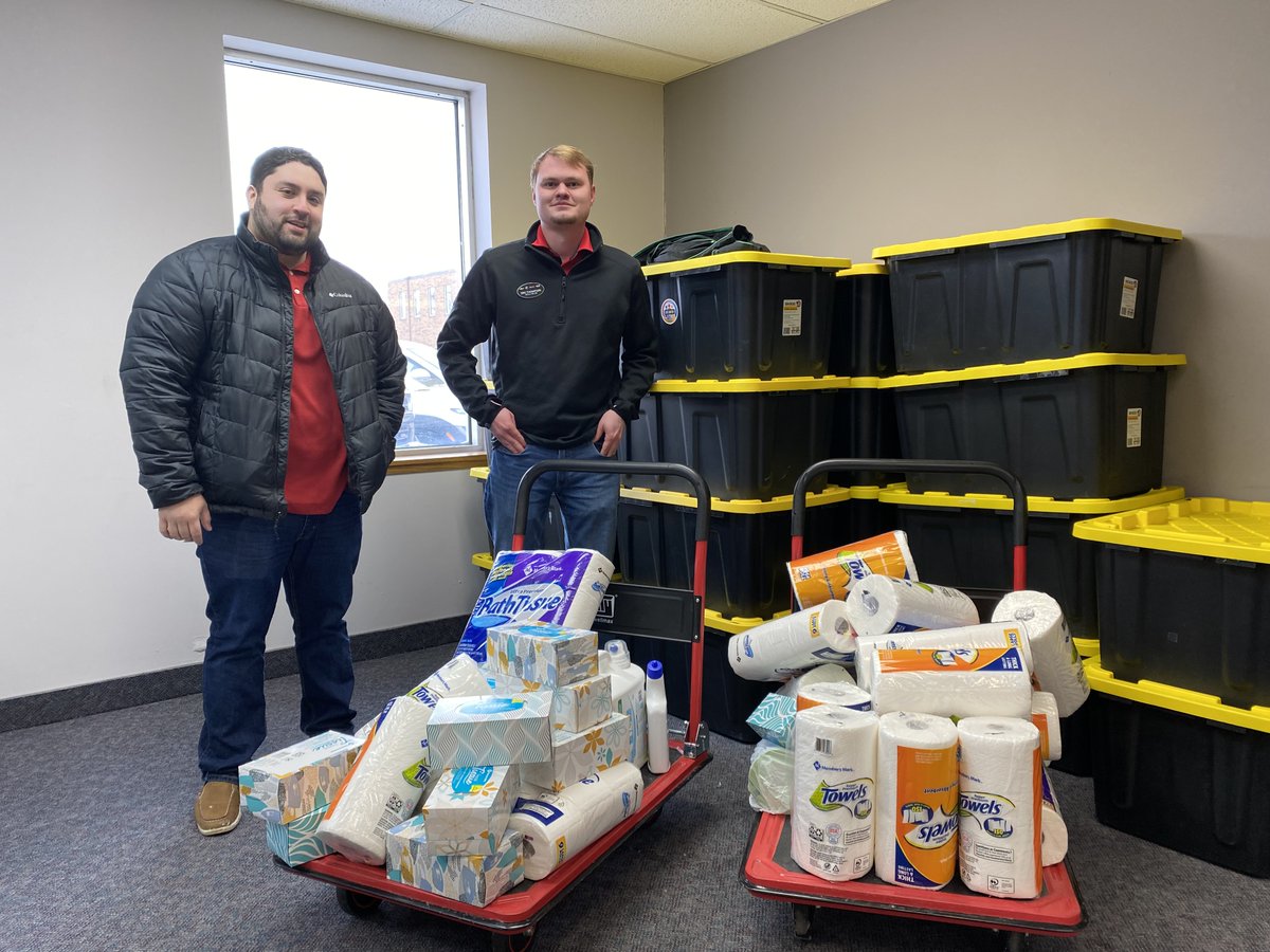 UnitedWayGFEGF's tweet photo. Donation drop-off from our neighbors at Rydell Cars from their Fill the Truck event to support our Kidz Closet program 🛻 Thank you for collecting essential and hygiene items for families in need in our community! 

Good happens when #NeighborsHelpNeighbors ❤️ Host a drive today! https://t.co/1mmsIBbErx