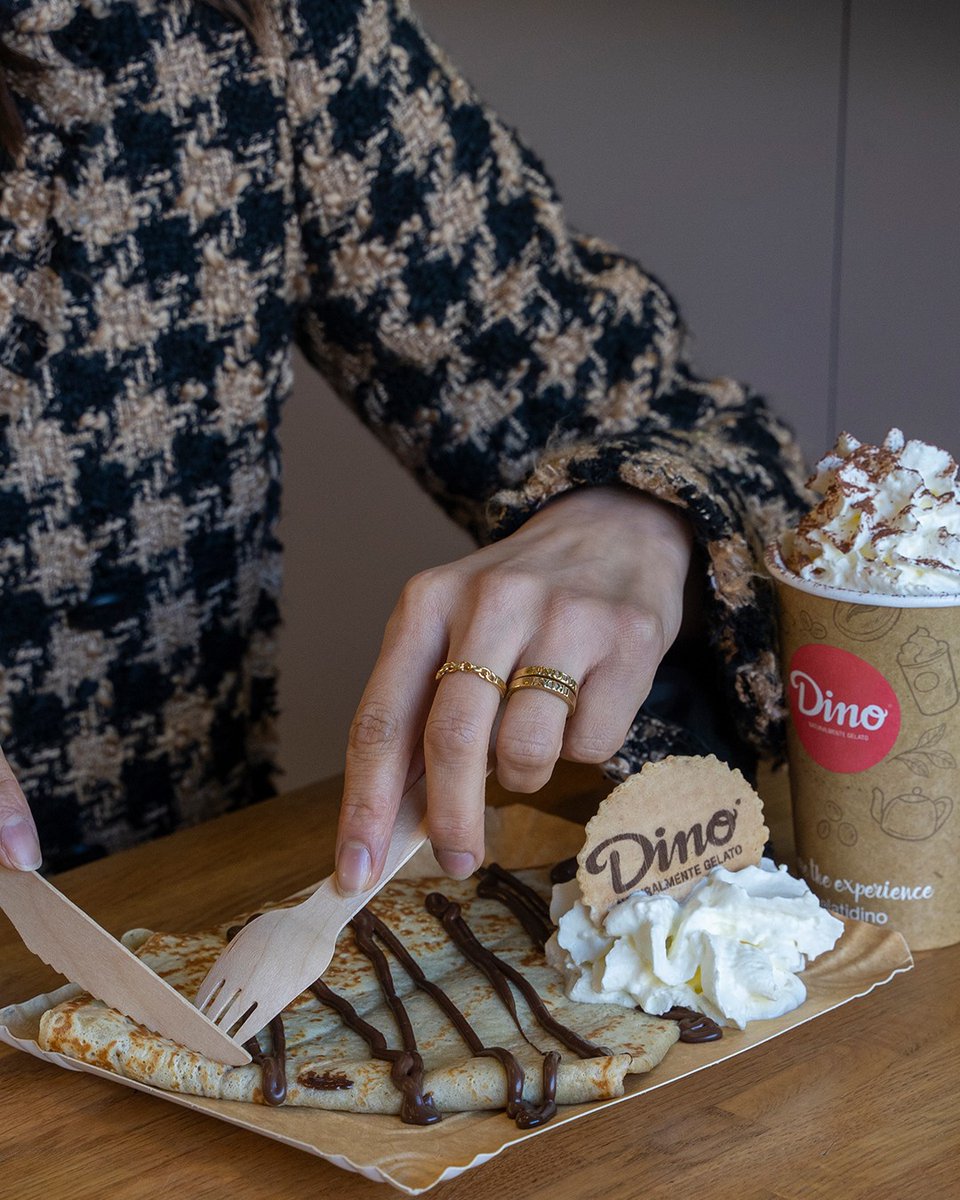 Una combinación perfecta; 
Crêpe rellena de chocolate + Cappuccino con nata 😋😋

#gelatidino #mydinomoment #naturalmentegelato #crêpe #helado #gelato #nata #chocolate #cappuccino #café #coffee