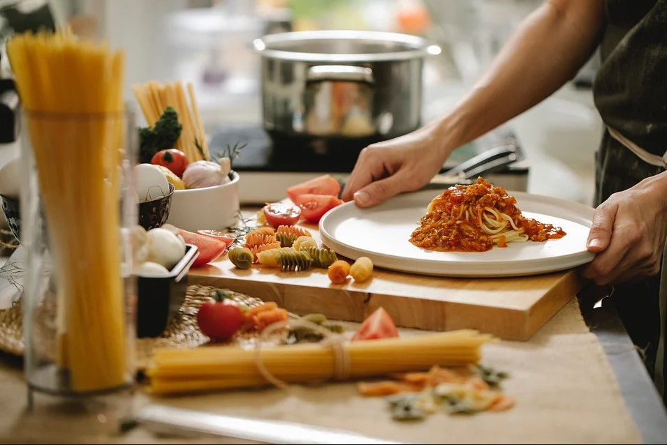VUvanTwente's tweet photo. Voor wie zin heeft in een lekker, gezellig en leerzaam avondje koken, eten en drinken staat volgende week een workshop Italiaans koken gepland! Doe mee en kom gewoon genieten! ๐https://t.co/PjZzhSO6Ob
#kookworkshop #italiaansekeuken #italianfood #pasta #gezelligheid #zinin https://t.co/H7MA8hgjYH