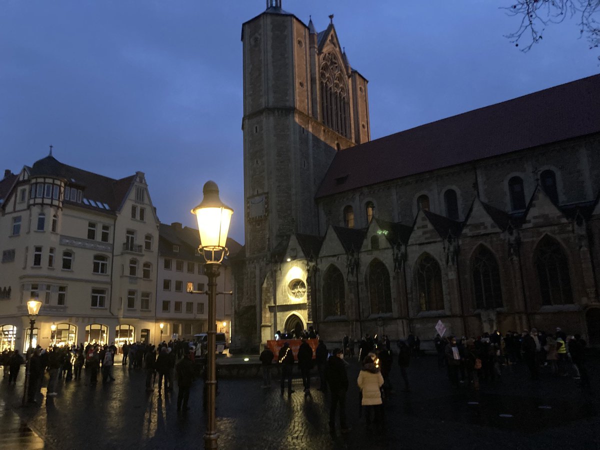 FreieNDSWatch's tweet photo. 18:45 ca 150 Teilnehmer bei der heutigen Montagsdemo. Sehr viel weniger Teilnehmer als die vergangenen Wochen. #bs1403 https://t.co/TkR2gDLlfD