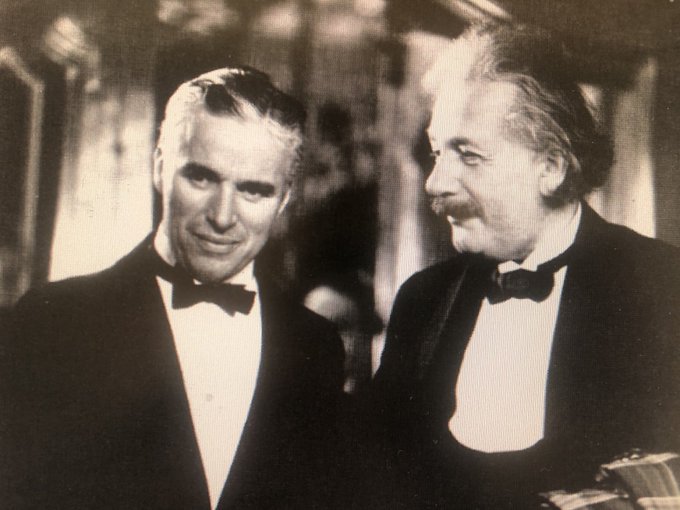Quan Einstein va conèixer Chaplin li va dir: 
El que més admiro del seu art, és que vostè no diu ni una paraula, i malgrat això, tothom l’entén. 

Chaplin respongué: 
Cert, però la seva glòria és encara més gran:
El món sencer l’admira, malgrat no entendre res, del que vostè diu.