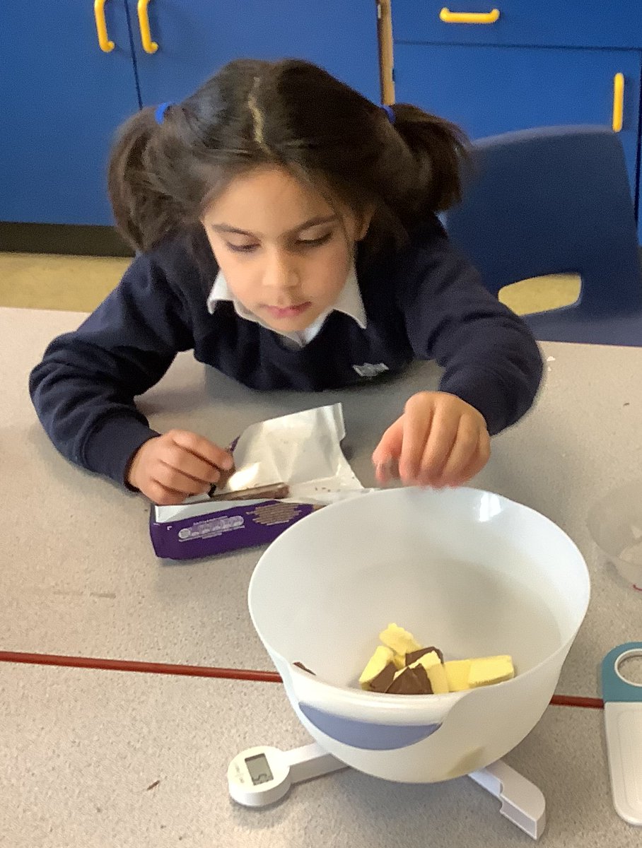 StainesPrepYr1's tweet photo. We loved following a recipe in our #StainesPrepMaths lesson and weighing out all of the ingredients to make chocolate krispie cakes π« #StainesPrepLearning https://t.co/HHHXQHVtve