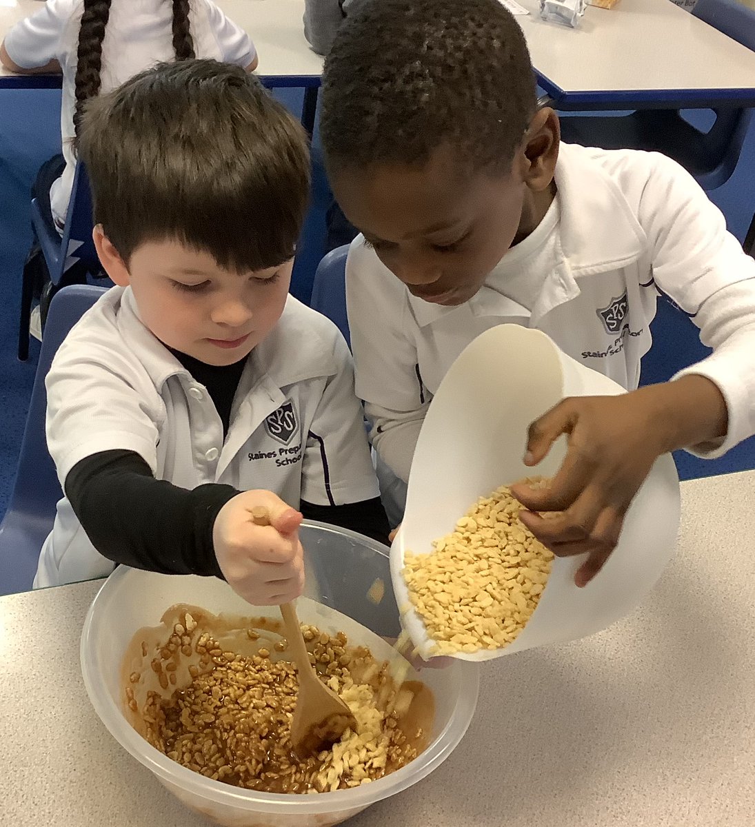 StainesPrepYr1's tweet photo. We loved following a recipe in our #StainesPrepMaths lesson and weighing out all of the ingredients to make chocolate krispie cakes π« #StainesPrepLearning https://t.co/HHHXQHVtve