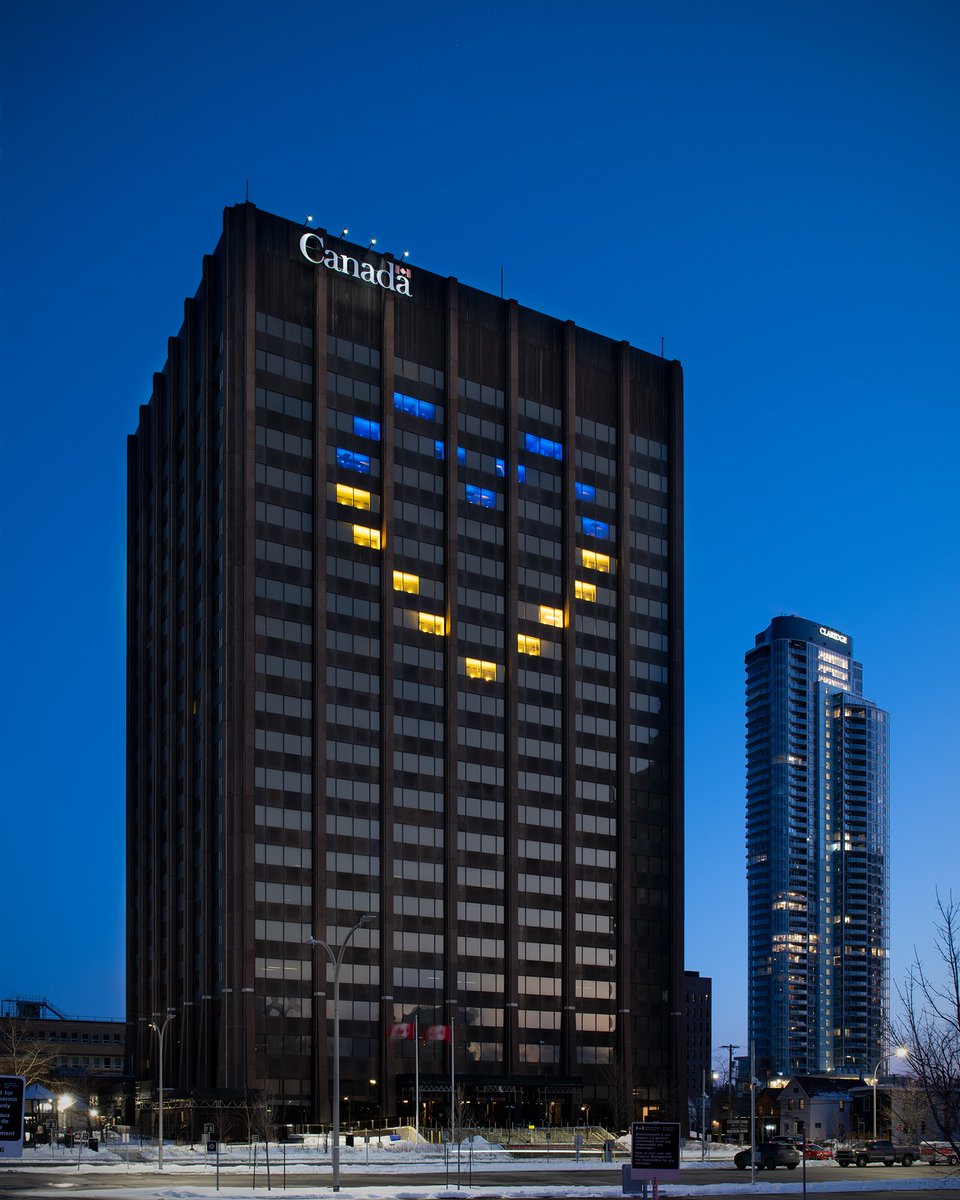 RNCan's tweet photo. En soutien à l’#Ukraine et à la communauté ukrainienne du Canada, le complexe de la rue Booth est illuminé aux couleurs du drapeau ukrainien. 🇺🇦 https://t.co/xNkB2YrFmb