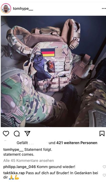 IbDoku's tweet photo. Der (ex-)Neonazi und Kampfsportler Tom Neubert ist offenbar in die #Ukraine gereist. Welcher Gruppe er sich dort anschließt ist unklar.
Offenbar möchte er seine Gefängnisstrafe umgehen und/oder seine Instafollower beeindrucken. Mit einem Messer wird das allerdings nichts. https://t.co/y58acOBfmp