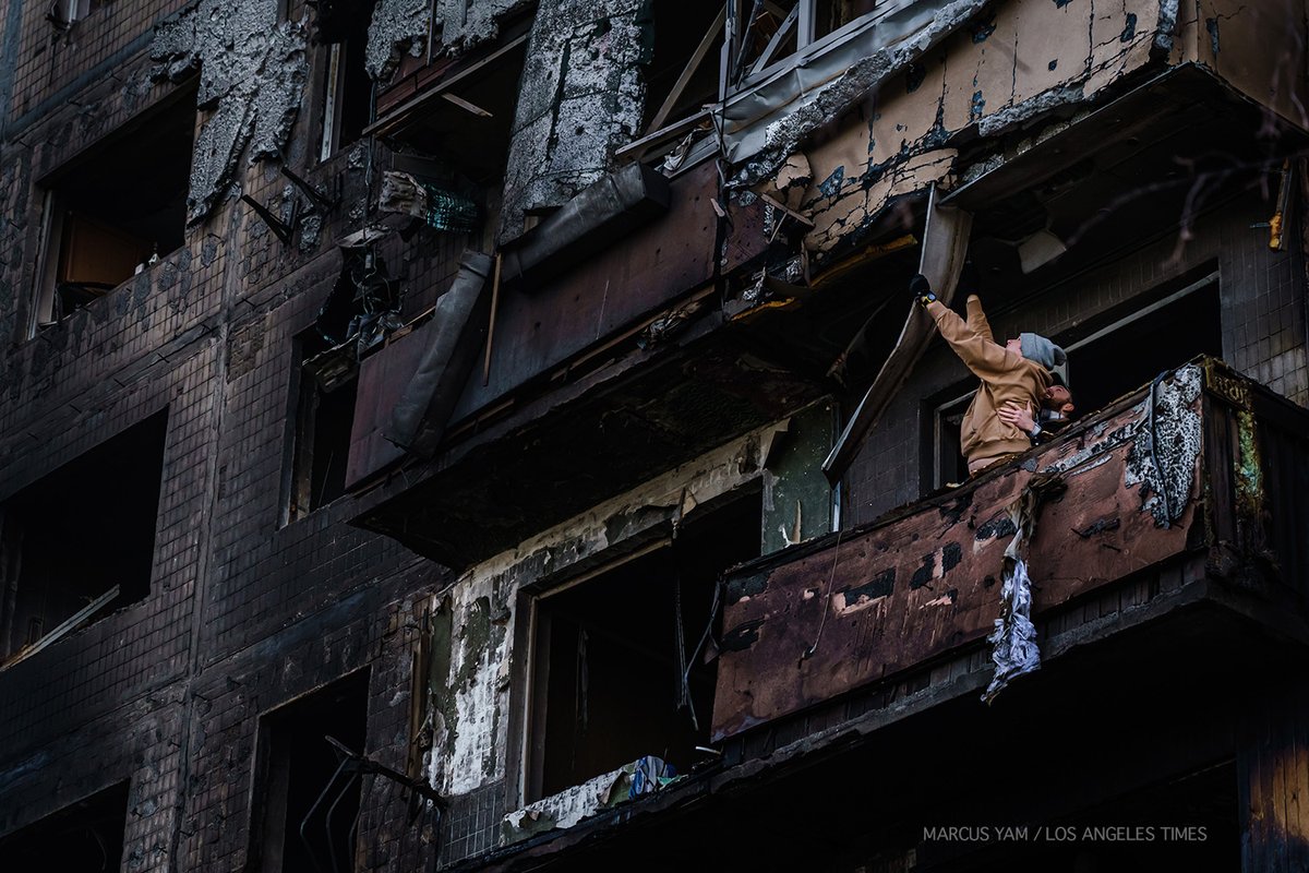 yamphoto's tweet photo. Day 19 of Russian invasion: War is inching closer to Kyiv. Bombardment reaches into Obolon district in Kyiv. Authorities say 2 people killed, 9 others wounded. Hollowed out incinerated homes. Falling debris grows into a pile. Civilians evacuate. #Ukraine

https://t.co/P9BVQOilbF https://t.co/3l4opYBvwD