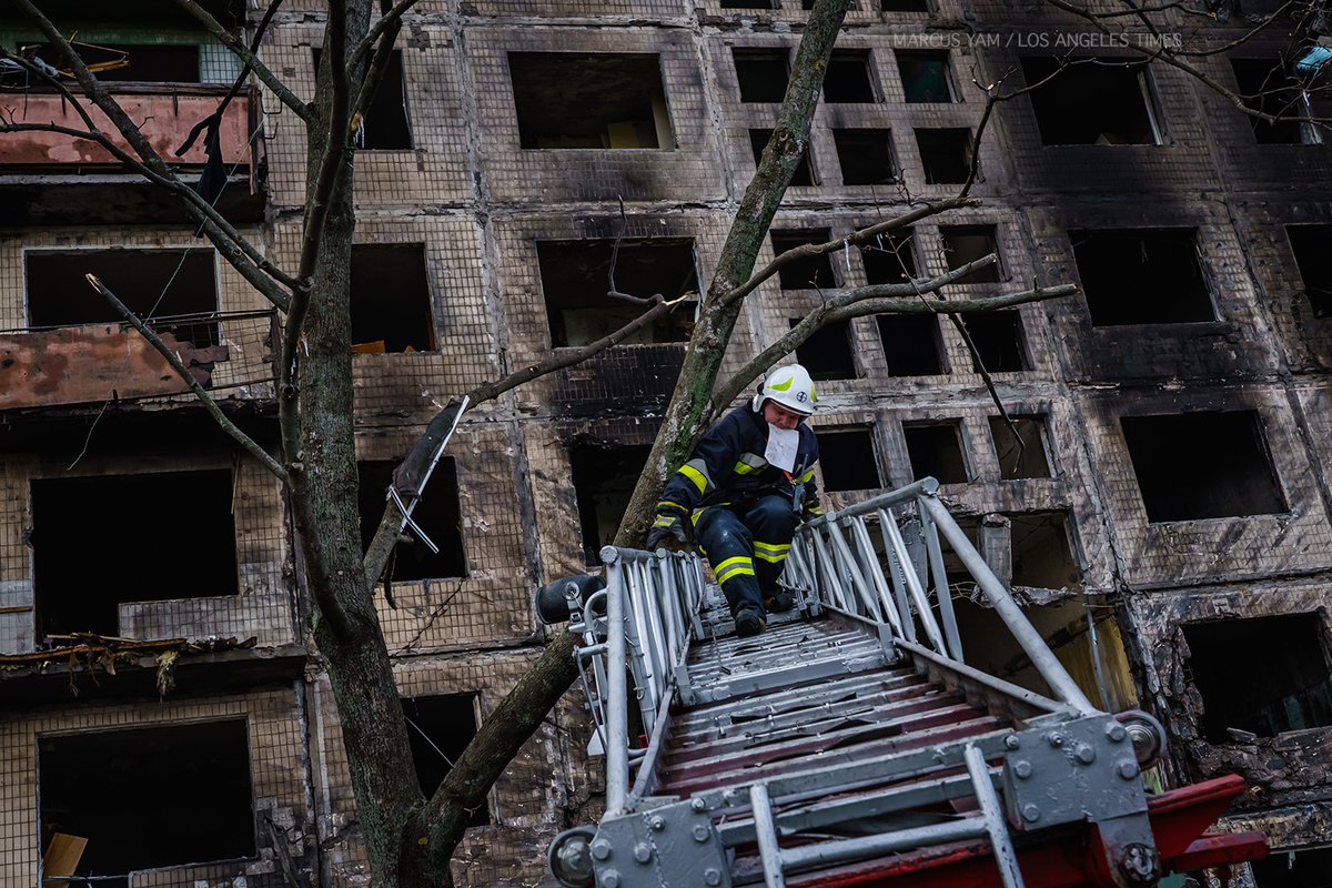 yamphoto's tweet photo. Day 19 of Russian invasion: War is inching closer to Kyiv. Bombardment reaches into Obolon district in Kyiv. Authorities say 2 people killed, 9 others wounded. Hollowed out incinerated homes. Falling debris grows into a pile. Civilians evacuate. #Ukraine

https://t.co/P9BVQOilbF https://t.co/3l4opYBvwD