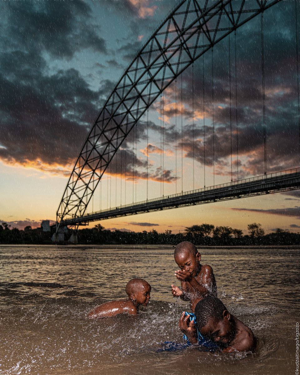 kudzaitinago's tweet photo. The happiness of childhood.

Until I replace it with another one, this is by far the best picture I have captured in 2022. 

This is Birchenough bridge from a human side perspective!

Like and Retweet!❤ 
#zim #zw #zimbabwe #photography https://t.co/Tu4cLkjcbD