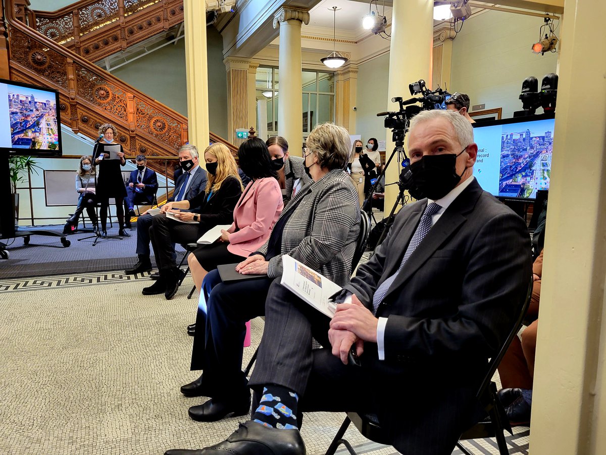MTLINTL's tweet photo. En direct de notre conférence de presse à l'hôtel de ville de #Montréal, @Val_Plante dévoile le chiffre record de 3,765 G$ d'investissements étrangers accompagnés en 2021 par l'équipe de @MTLINTL. On parle de 100 projets et 11 550 emplois créés dans le Grand Montréal. #Économie https://t.co/7Bz9Am00xI