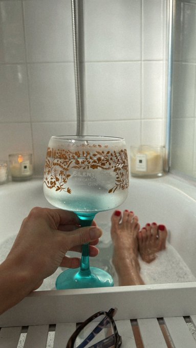Relaxing after my riding lesson today. Highly recommend gin in the bath https://t.co/jufi8tsS8d<a href="/tag/relax"class="tags"><span>#relax</span></a><a href="/tag/jomalone"class="tags"><span>#jomalone</span></a><a href="/tag/champagne"class="tags"><span>#champagne</span></a><a href="/tag/bubbles"class="tags"><span>#bubbles</span></a>