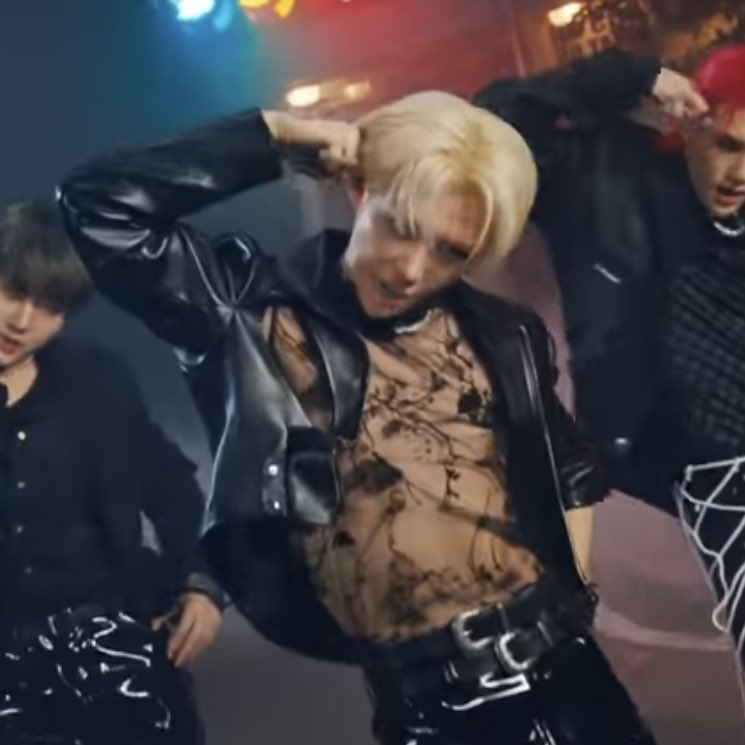 THIS LACEY MESH TOP ON FELIX HELLO????????