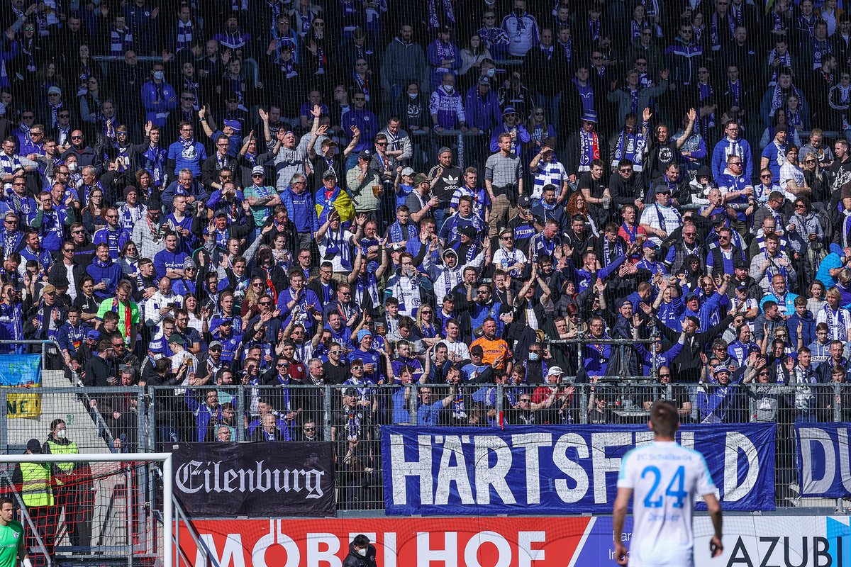 s04fanbelange's tweet photo. Drei Tore und drei Punkte gab's gestern in Ingolstadt für den #S04 zu feiern - hier sind unsere #04fotos mit den Eindrücken von den rund 2.500 Schalkern beim Auswärtssieg! 🔵⚪#FCIS04 https://t.co/I5FM9nRq62