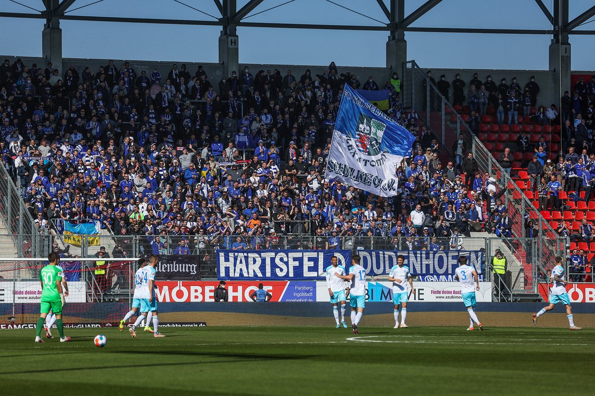 s04fanbelange's tweet photo. Drei Tore und drei Punkte gab's gestern in Ingolstadt für den #S04 zu feiern - hier sind unsere #04fotos mit den Eindrücken von den rund 2.500 Schalkern beim Auswärtssieg! 🔵⚪#FCIS04 https://t.co/I5FM9nRq62
