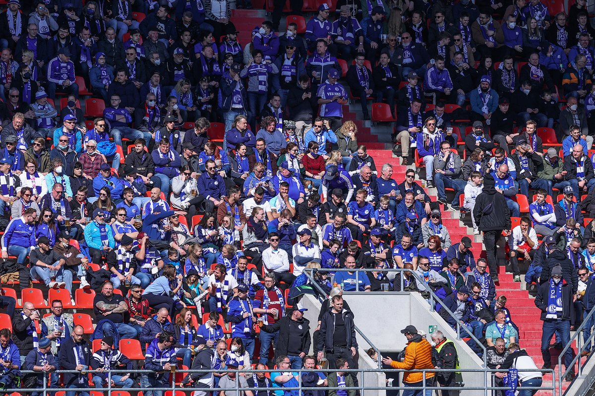 s04fanbelange's tweet photo. Drei Tore und drei Punkte gab's gestern in Ingolstadt für den #S04 zu feiern - hier sind unsere #04fotos mit den Eindrücken von den rund 2.500 Schalkern beim Auswärtssieg! 🔵⚪#FCIS04 https://t.co/I5FM9nRq62