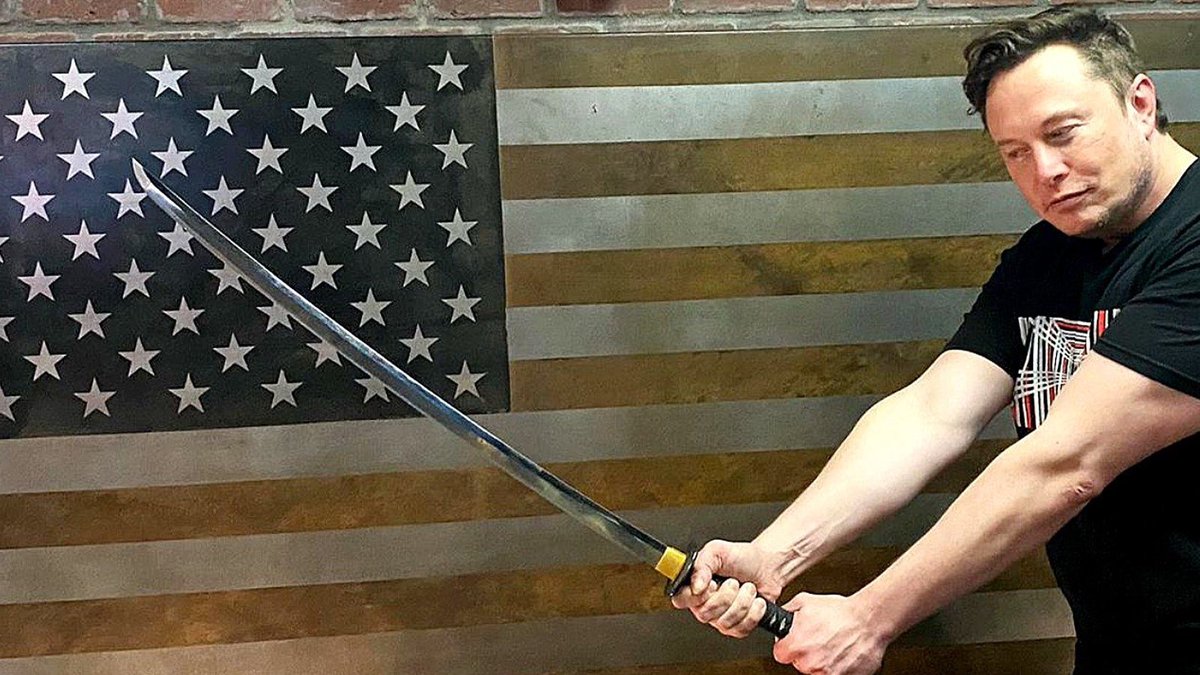 RationalEtienne's tweet image. Sometimes you can’t turn the other cheek anymore!

Be it sword fight or boxing match Joe Rogan must be the commentator. ⚔️🥊