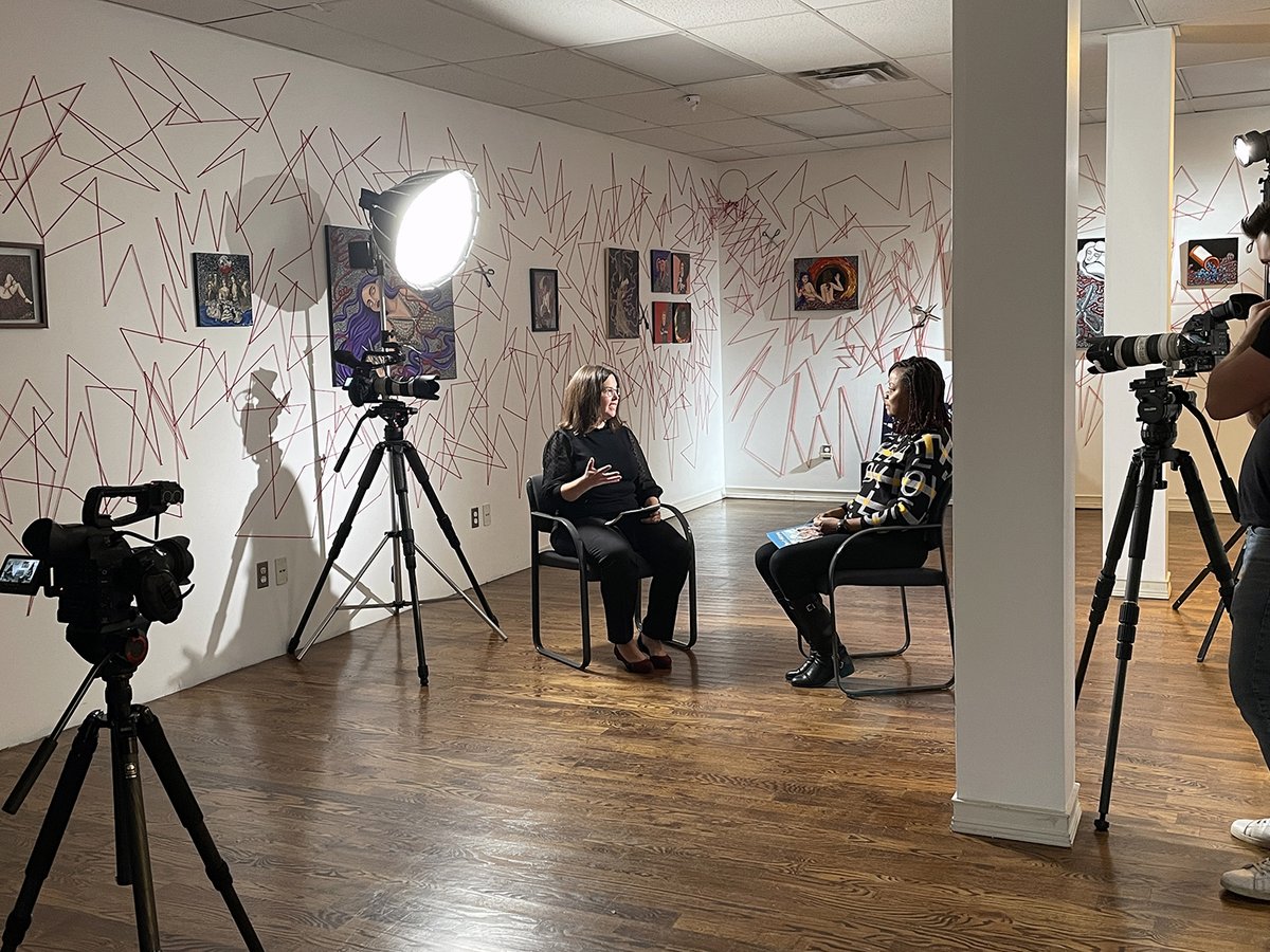 DetroitLibrary's tweet photo. The #detroitpubliclibrary and @projectartusa visit  @HeidelbergProj to meet Jenenne Whitfield who reads her children's book "Yeret Nutyog" about a young boy who discovers the art in all things--even trash. The video premieres tonight at 6 pm on Facebook! https://t.co/T3hn0b1unk