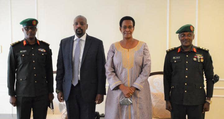 ashburgkatto's tweet photo. BINO BYEBIRUMA BOBI 😂

Our President is so confident 💪💪💃🕺... No devil shall ever break the bond between Uganda and Rwanda. We are brothers from the same mother. Long live Gen. @mkainerugaba, long live 🇺🇬🇷🇼 https://t.co/cn119tOYuy