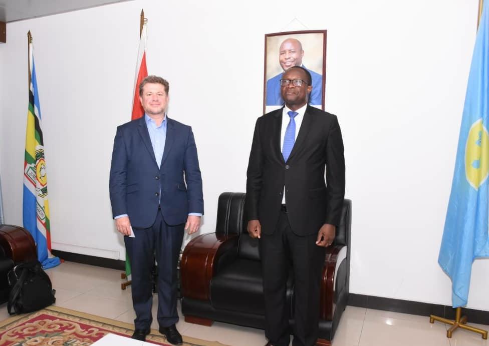 MAEBurundi's tweet photo. The Permanent Secretary at @MAEBurundi Mr. Ferdinand BASHIKAKO, has received in audience a delegation from #Gridworks, a company that invests in electricity networks in Africa, led by Mr. Simon Hodson (Chief Executive Officer). The company wishes to come and invest in #Burundi. https://t.co/83b2Zv8KtH