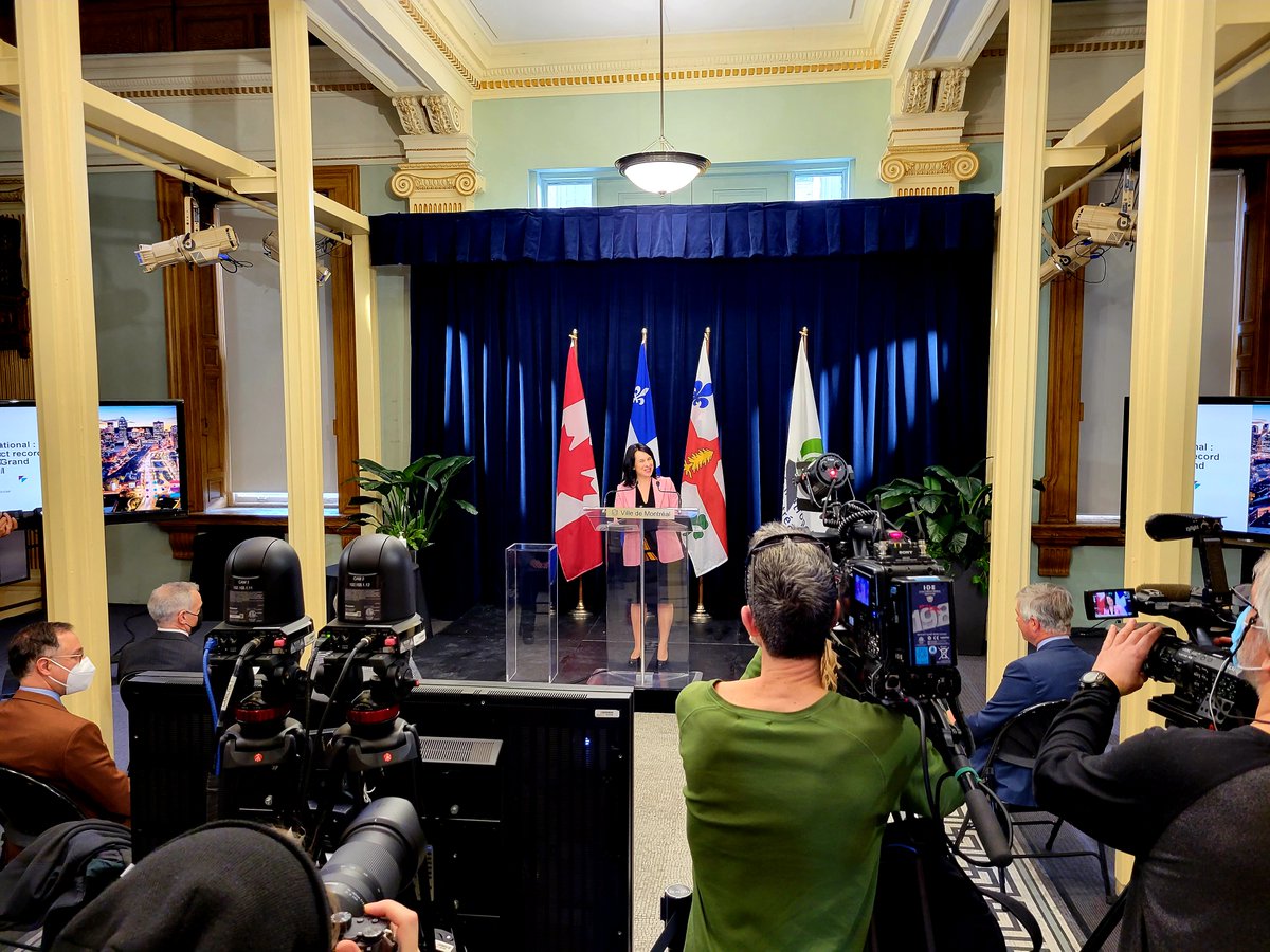 MTLINTL's tweet photo. En direct de notre conférence de presse à l'hôtel de ville de #Montréal, @Val_Plante dévoile le chiffre record de 3,765 G$ d'investissements étrangers accompagnés en 2021 par l'équipe de @MTLINTL. On parle de 100 projets et 11 550 emplois créés dans le Grand Montréal. #Économie https://t.co/7Bz9Am00xI