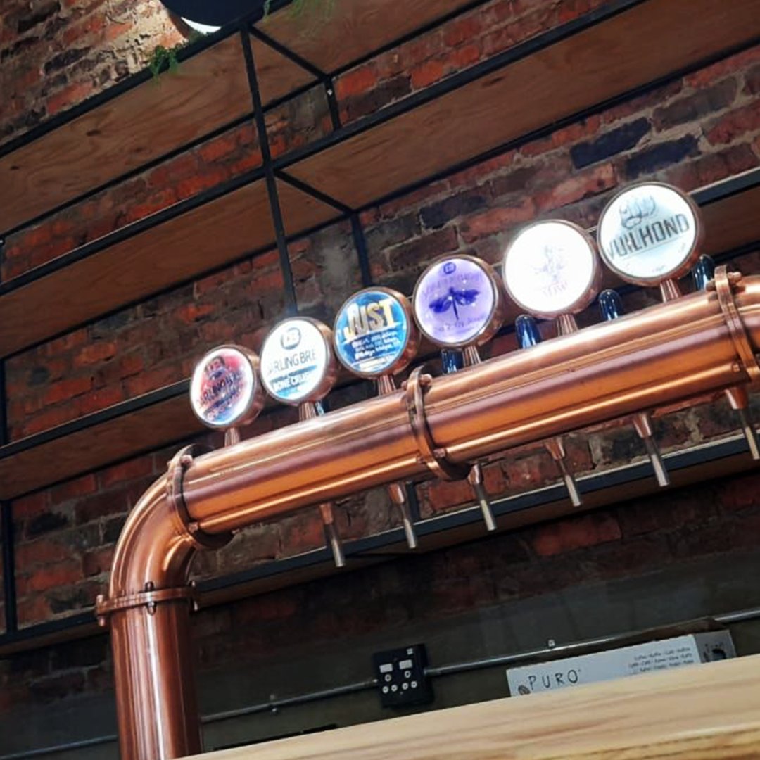 DarlingBrew's tweet photo. BRAND-NEW Tasteroom location loading... 🍻⚡ Can you guess where this is, Darlings? The DB crew is biting at the bit to get this awesome space launched! Hint: Let the 🌟 be your guide ✨💫
#DarlingBrew #Tasteroom #DBCrew #DBTasteroom #NewLocation #takeaguess https://t.co/iIpXnHM95M