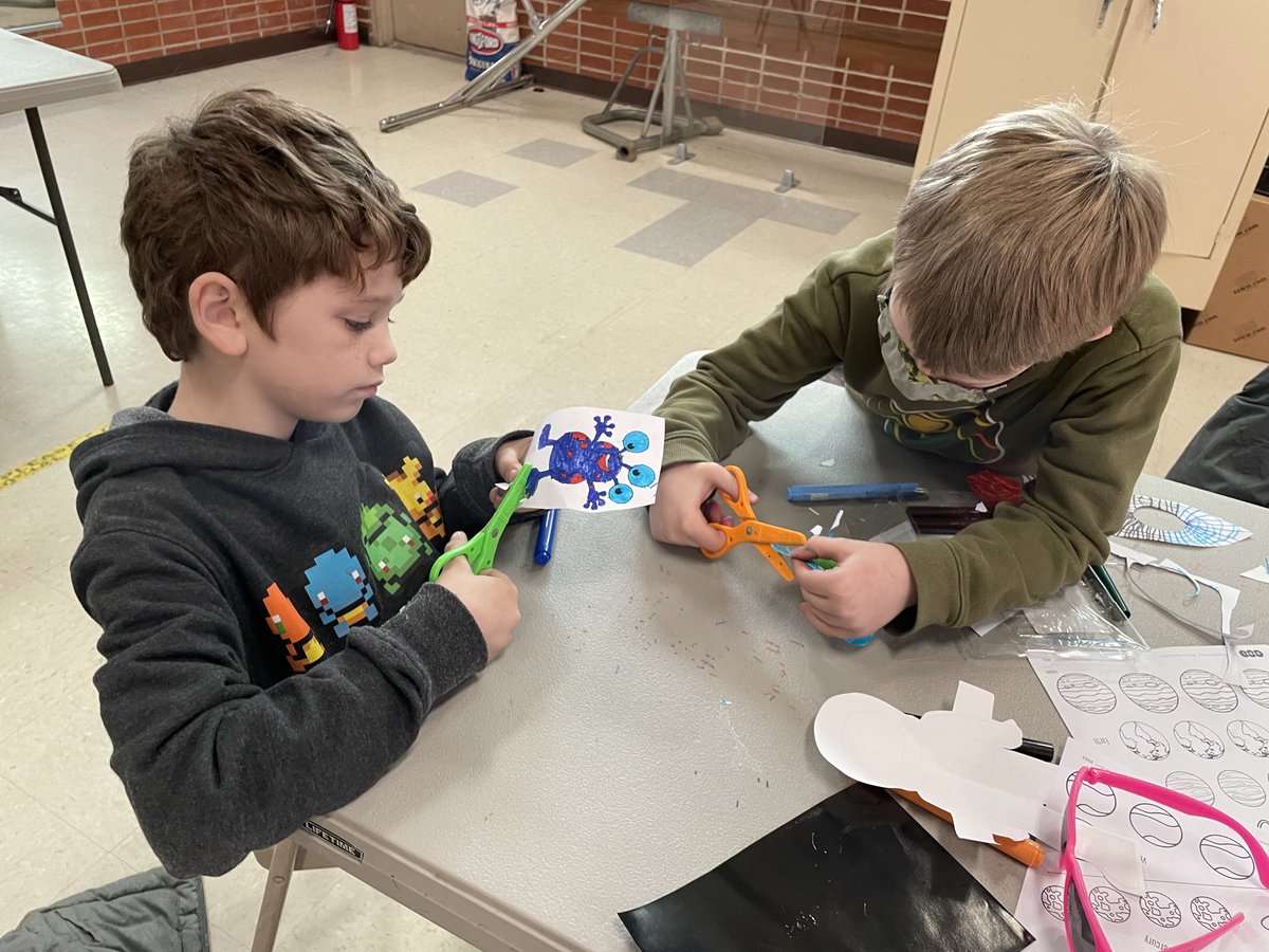 artsphereinc's tweet photo. Photo Dump from our #NASA and spaced themed in-person art afterschool programs!
Starting off the week right with some class inspo, we also hold class virtually every Tuesday through our  free programs webpage at https://t.co/n7sPwSg5n7
.
#STEAMprograms #ASI  #freeartclasses #NGOS https://t.co/kSX1MuqdCH
