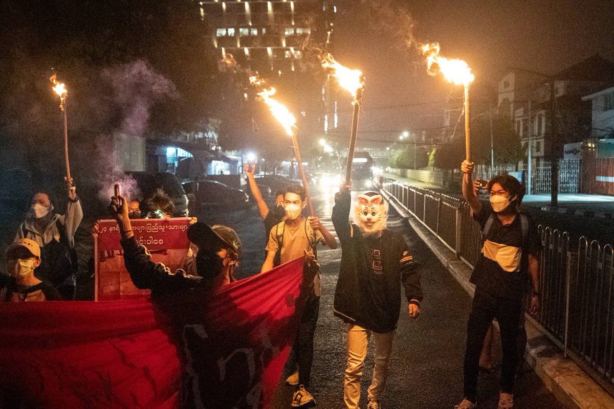 sonya_burma's tweet photo. Youths in Yangon came to the street organising the flash mob protest portraying the life of people under junta by holding torches and mobile phone flashlights; electricity blackout the dark age. #2022Mar14Coup  #WhatsHappeningInMyanmar https://t.co/5fAKguBWZg