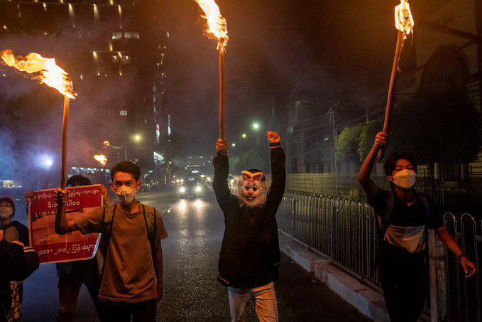 sonya_burma's tweet photo. Youths in Yangon came to the street organising the flash mob protest portraying the life of people under junta by holding torches and mobile phone flashlights; electricity blackout the dark age. #2022Mar14Coup  #WhatsHappeningInMyanmar https://t.co/5fAKguBWZg