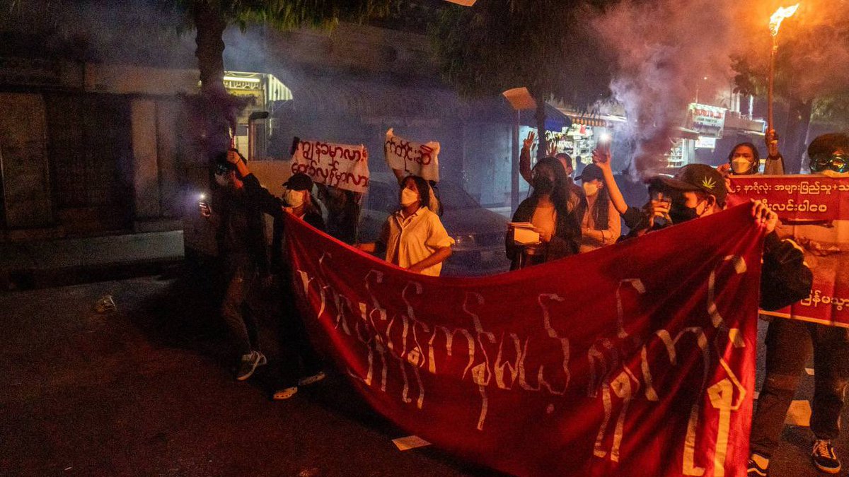 sonya_burma's tweet photo. Youths in Yangon came to the street organising the flash mob protest portraying the life of people under junta by holding torches and mobile phone flashlights; electricity blackout the dark age. #2022Mar14Coup  #WhatsHappeningInMyanmar https://t.co/5fAKguBWZg