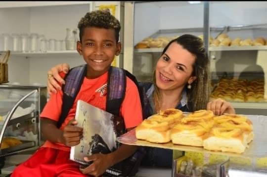 hilmuj's tweet photo. panadería"
Todos los días el viene a mostrarme las tareas hechas y yo le ayudo con ellas,Soy su representante en la escuela ya que llegó a la ciudad solo y vivía en la calle
Soy Rosangela Amaral propietaria de la panadería "Café con leche" en la localidad Brasileña Espíritu Santo https://t.co/Sb2O7cMVHt