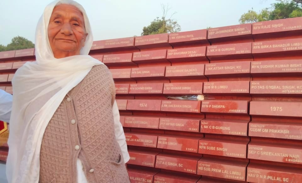 salute2soldier's tweet photo. Mrs Gurdip Kaur, W/o Late Lance Naik Darbara Singh, 19 SIKH #OpOrchid 1974, paid homage to #Bravehearts during #NextofKinCeremony at #NWM. The overwhelming crowd was left emotional and misty-eyed when the #Octogenarian #VeerNari laid wreath at #AmarChakra with pride. @PMOIndia https://t.co/5SJV62LNfU