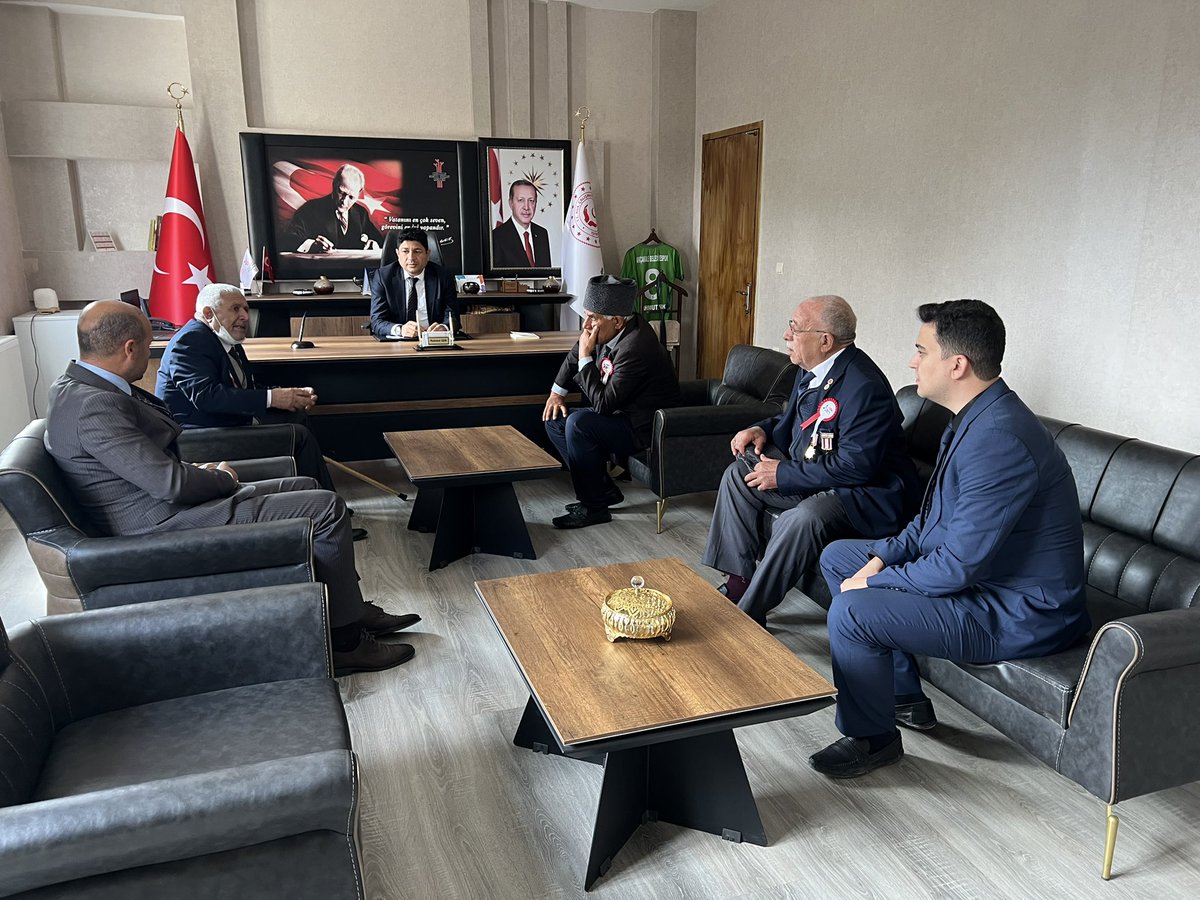AkcakaleShm's tweet photo. Akçakale Sosyal Hizmet Merkezi Müdürlüğü olarak Sayın Gazilerimizi Müdürlüğümüzde misafir edip taleplerini dinledik. Talepleri doğrultusunda ilgili kurum ve kuruluşlarla gerekli koordineyi sağladık. @deryayanikashb @tcailesosyal @SanliurfaASH https://t.co/MhsacAe9sy