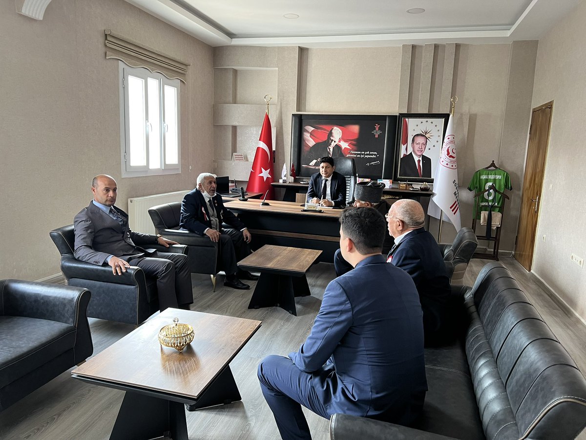 AkcakaleShm's tweet photo. Akçakale Sosyal Hizmet Merkezi Müdürlüğü olarak Sayın Gazilerimizi Müdürlüğümüzde misafir edip taleplerini dinledik. Talepleri doğrultusunda ilgili kurum ve kuruluşlarla gerekli koordineyi sağladık. @deryayanikashb @tcailesosyal @SanliurfaASH https://t.co/MhsacAe9sy