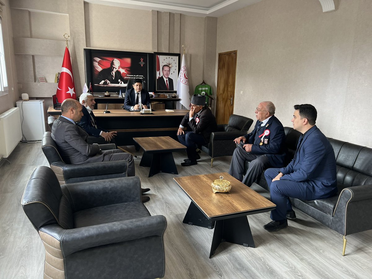 AkcakaleShm's tweet photo. Akçakale Sosyal Hizmet Merkezi Müdürlüğü olarak Sayın Gazilerimizi Müdürlüğümüzde misafir edip taleplerini dinledik. Talepleri doğrultusunda ilgili kurum ve kuruluşlarla gerekli koordineyi sağladık. @deryayanikashb @tcailesosyal @SanliurfaASH https://t.co/MhsacAe9sy