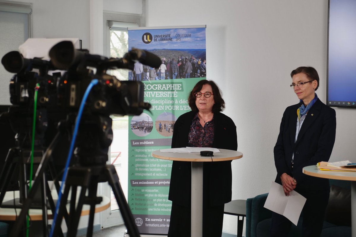 RA_GrandEst's tweet photo. Découverte des enseignements et des débouchés en géographie 🌍 en présence de la rectrice @FabienneBlaise3 au salon « Cap sur l’enseignement supérieur » organisé par @Univ_Lorraine et dédié aux formations post-bac en Lorraine.
#PrintempsOrientation, #CapSup https://t.co/aL2gvW63jm