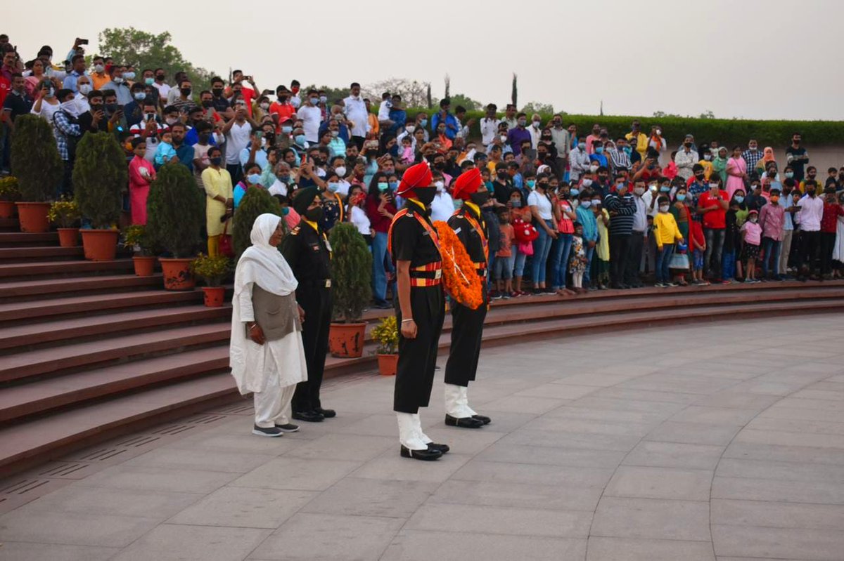 salute2soldier's tweet photo. Mrs Gurdip Kaur, W/o Late Lance Naik Darbara Singh, 19 SIKH #OpOrchid 1974, paid homage to #Bravehearts during #NextofKinCeremony at #NWM. The overwhelming crowd was left emotional and misty-eyed when the #Octogenarian #VeerNari laid wreath at #AmarChakra with pride. @PMOIndia https://t.co/5SJV62LNfU