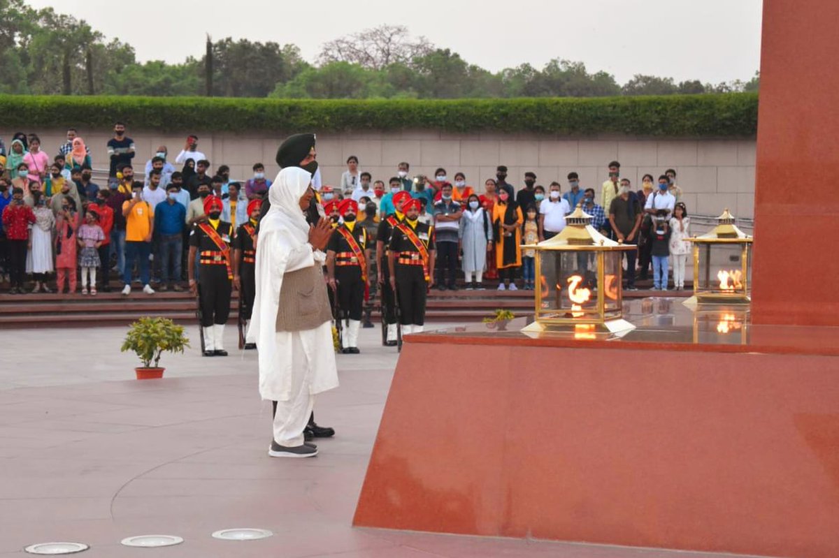 salute2soldier's tweet photo. Mrs Gurdip Kaur, W/o Late Lance Naik Darbara Singh, 19 SIKH #OpOrchid 1974, paid homage to #Bravehearts during #NextofKinCeremony at #NWM. The overwhelming crowd was left emotional and misty-eyed when the #Octogenarian #VeerNari laid wreath at #AmarChakra with pride. @PMOIndia https://t.co/5SJV62LNfU