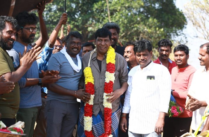 IndiaStarsNow2's tweet photo. Actor #Vadivelu joined the sets of #MAAMANNAN

@mari_selvaraj @RedGiantMovies_ @Udhaystalin @KeerthyOfficial @arrahman #FahadhFaasil @thenieswar @editorselva @kabilanchelliah @kalaignartv_off @MShenbagamoort3 @SonyMusicSouth @teamaimpr https://t.co/MIDioBQtYd