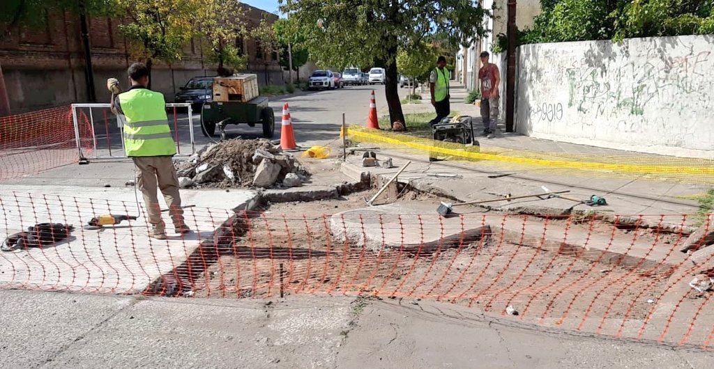 seguridadmbb's tweet photo. 🚧Apertura de paños en Remedios de Escalada y Chacabuco; y en Bolivia y Roca

🚗Finalizadas las tareas de reparación  se habilitó al tránsito Av Alem 1500

👷🏽A cargo del plantel de Mantenimiento Vial

⚠️Se recuerda que por cuestiones de seguridad se sugiere respetar el vallado https://t.co/B1on7LuSFL