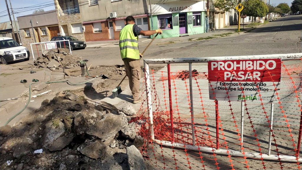 seguridadmbb's tweet photo. 🚧Apertura de paños en Remedios de Escalada y Chacabuco; y en Bolivia y Roca

🚗Finalizadas las tareas de reparación  se habilitó al tránsito Av Alem 1500

👷🏽A cargo del plantel de Mantenimiento Vial

⚠️Se recuerda que por cuestiones de seguridad se sugiere respetar el vallado https://t.co/B1on7LuSFL