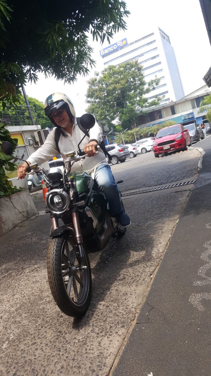 OxiliaVictorio's tweet photo. AHORRO (gasto energético) con moto ELÉCTRICA en el primer mes de uso en ciudad: 475000 Gs, 550 km de recorrido real, comparación con auto convencional naftero. https://t.co/w3mrFwBAbA