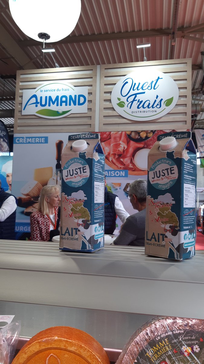 Marque_Juste's tweet photo. Première journée au @SalonVendeeprho et déjà plein de rencontres et d'échanges ! 

Merci à nos partenaires METRO France et Ouest Frais 

Nous vous attendons jusqu'à mardi, 16h, HALLE B, stand 37bis pour vous présenter notre gamme de produits https://t.co/DCV2P7wMkY