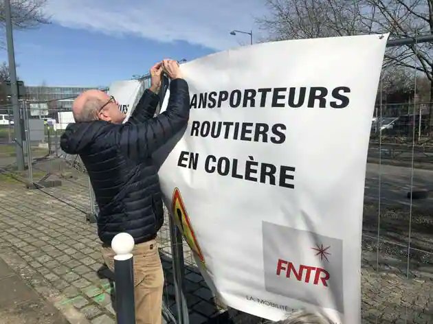 Hausse des carburants, une centaine de transporteurs routiers à Rennes pour se faire entendre: « Une réunion devait se tenir à 14h avec le ministre des Transports mais nous venons d’apprendre qu’elle est annulée » explique le Secrétaire régional de la FNTR ouest-france.fr/bretagne/renne…