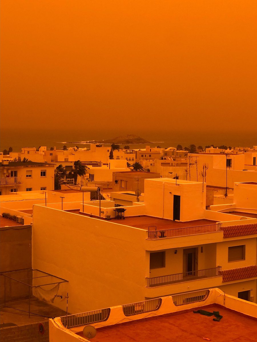 danifdezca's tweet photo. Si esto pasara en Madrid se haría viral, pero es en Almería.
Cielo teñido de Naranja por nubes de arena. https://t.co/H7wMd9NFma